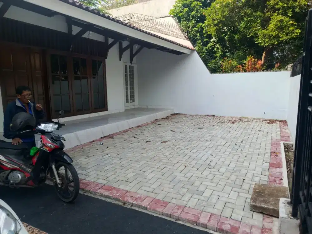 Sewa Rumah Puri Indah LT 360m2 Jalan Besar