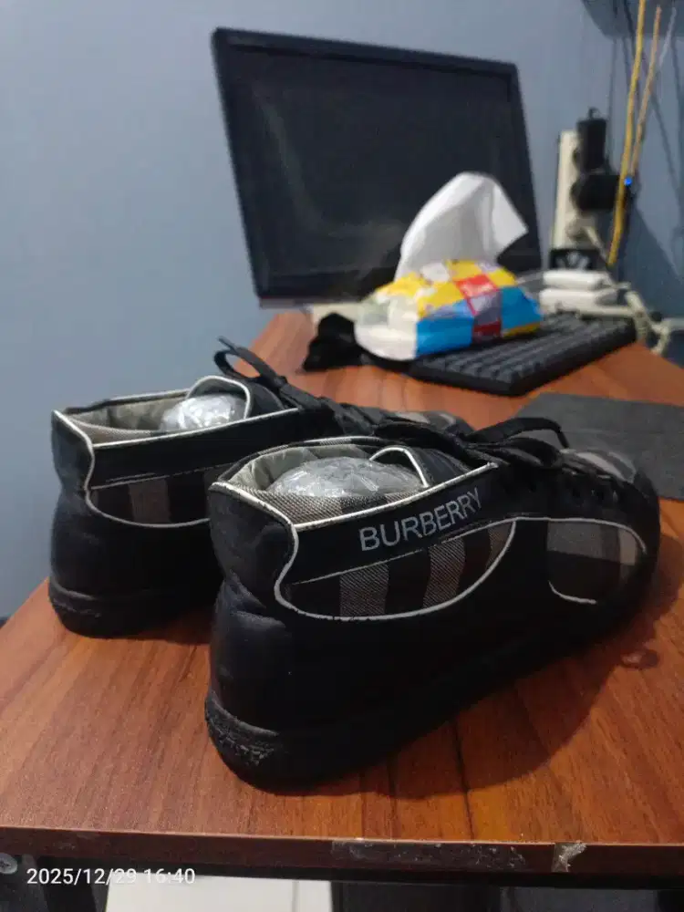 Sepatu Burberry