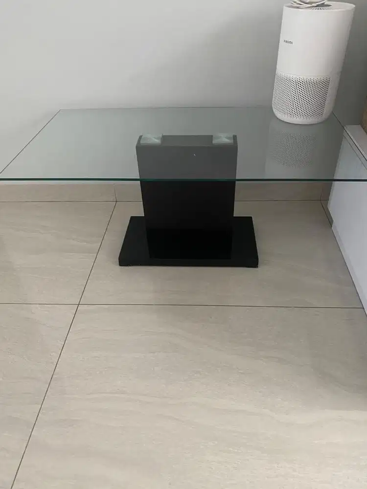 Meja kaca tamu informa