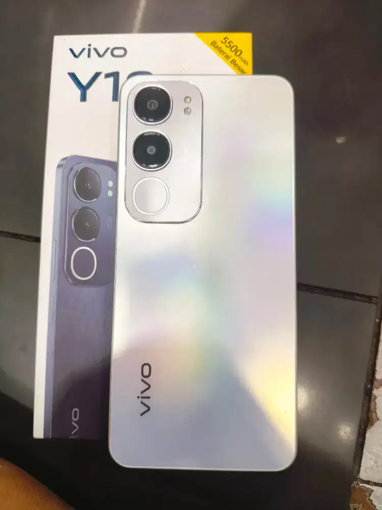 Vivo y19s 4+4/64 mulus masih garansi resmi 4bulan fullset lagi