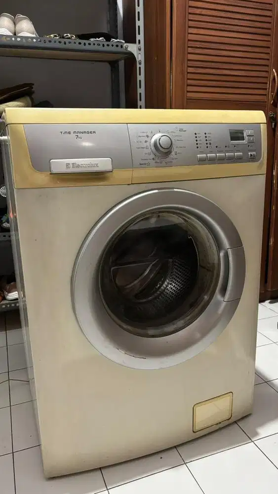 Mesin cuci electrolux ewf1073 front loading 7 kg