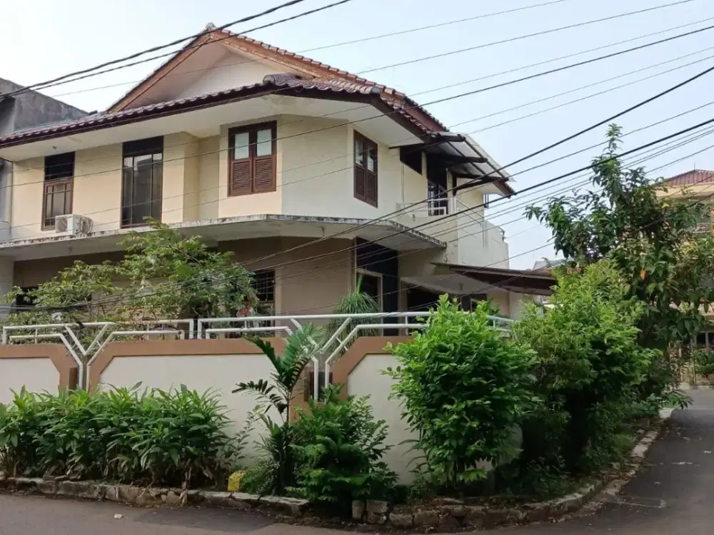 Ton - Dijual Rumah Siap Huni Posisi Hoek Taman Aries Jakarta Barat 5 Kamar Semi Furnish