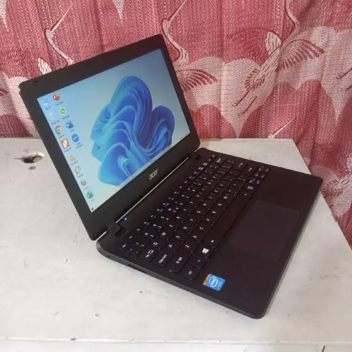 Notebook Acer Aspire ES1-111 Slim Layar 11.6 inch SSD 128GB Intel
