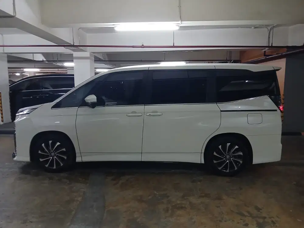 Toyota Voxy 2023 Bensin