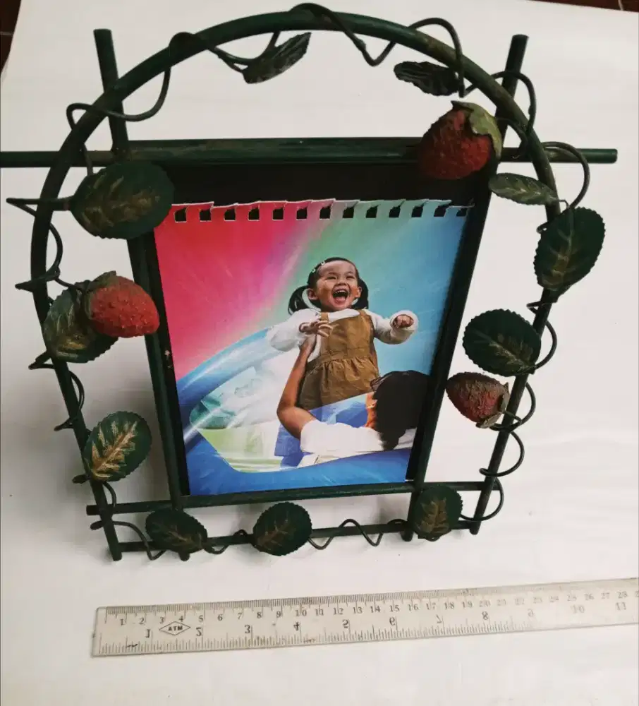 Bingkai foto motif daun strobery bahan besi