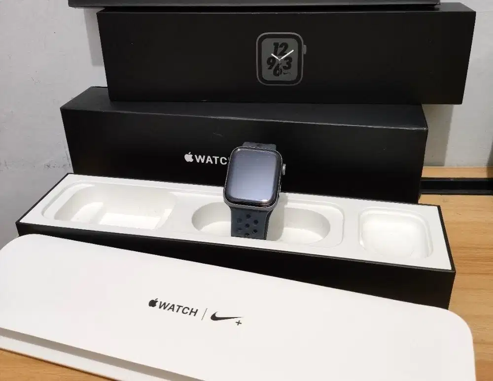Apple watch seri 4 nike lengkap size 44mm