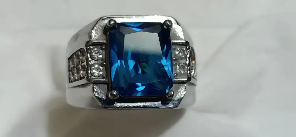 Batu permata Blue Topaz
