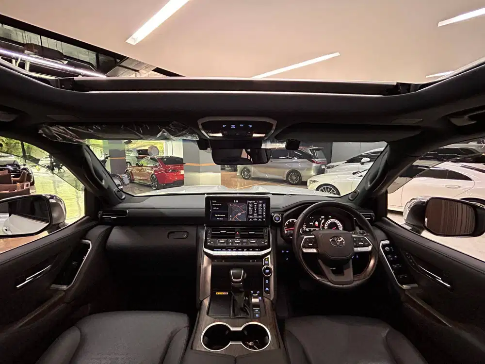 Toyota Land Cruiser LC300 VXR 2023 LC 300 Putih Km4rb B77NTA