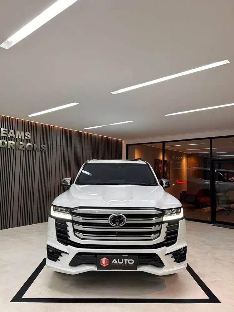 Toyota Land Cruiser LC300 VXR 2023 LC 300 Putih Km4rb B77NTA