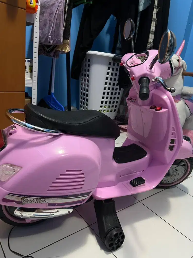 Di jual motor vespa anak warna pink