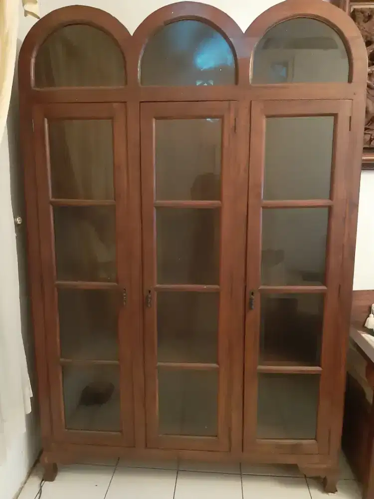 Lemari Pajangan 3 Pintu Design Klasik