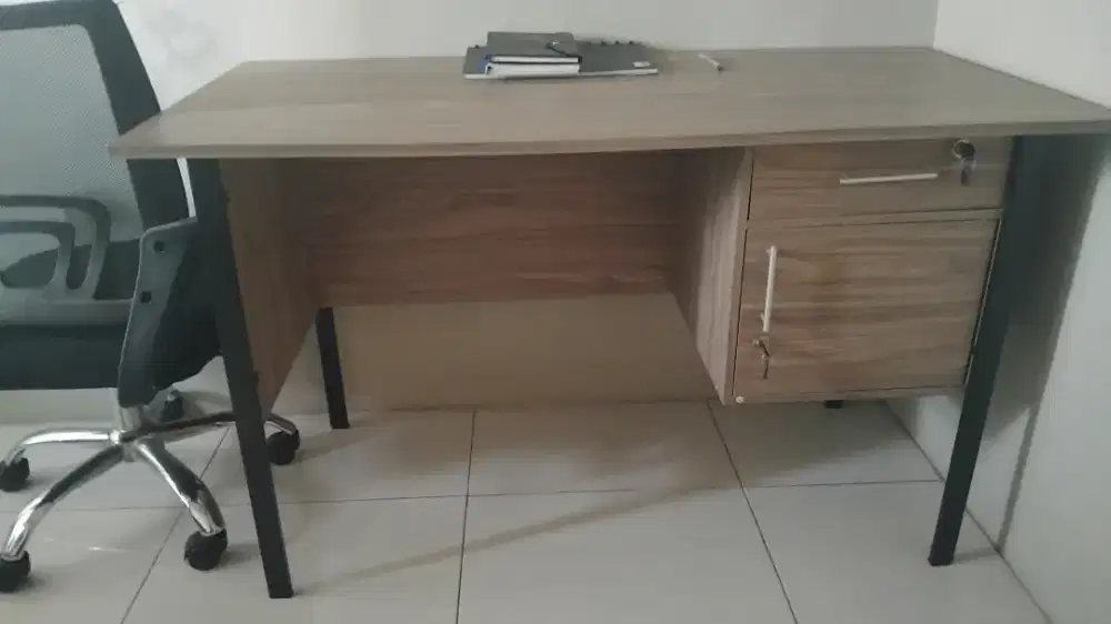 Meja kantor panjang 1meteran