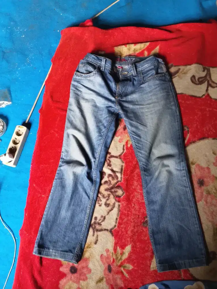 Wj sandan dan celana jeans cardinal 1973