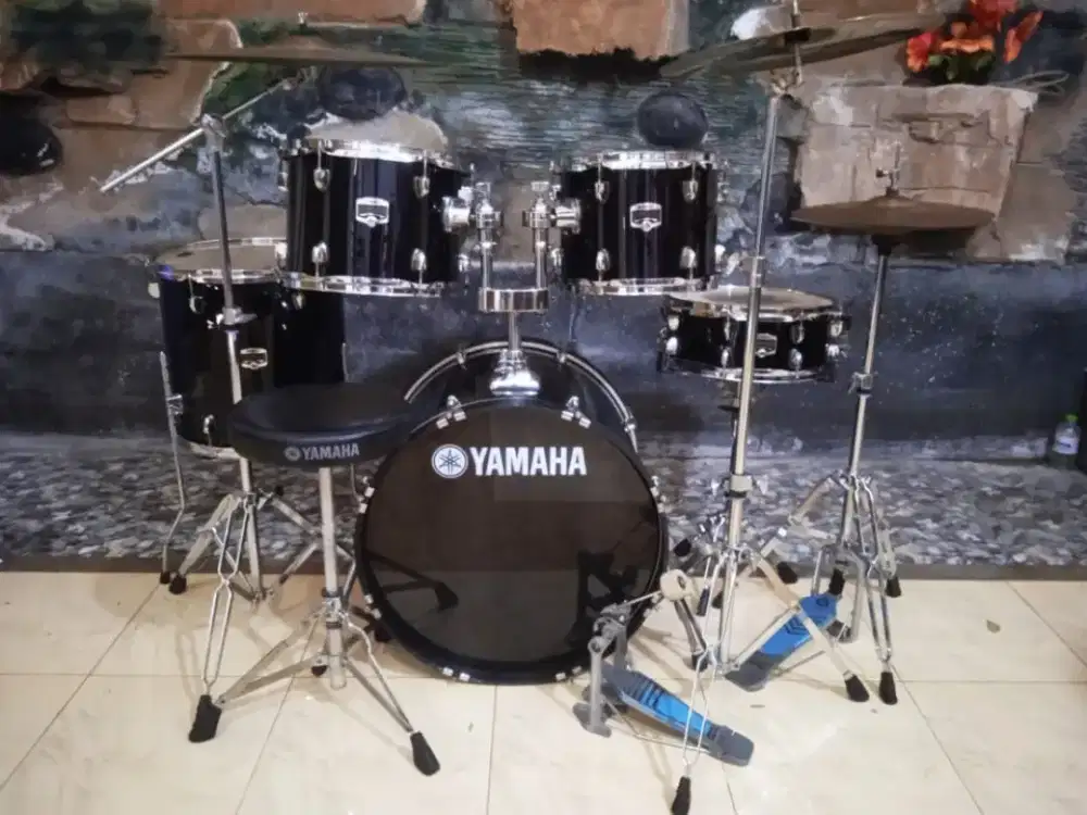 Drum Yamaha Gigmaker hitam, plus simbal Paiste, kursi Yamaha