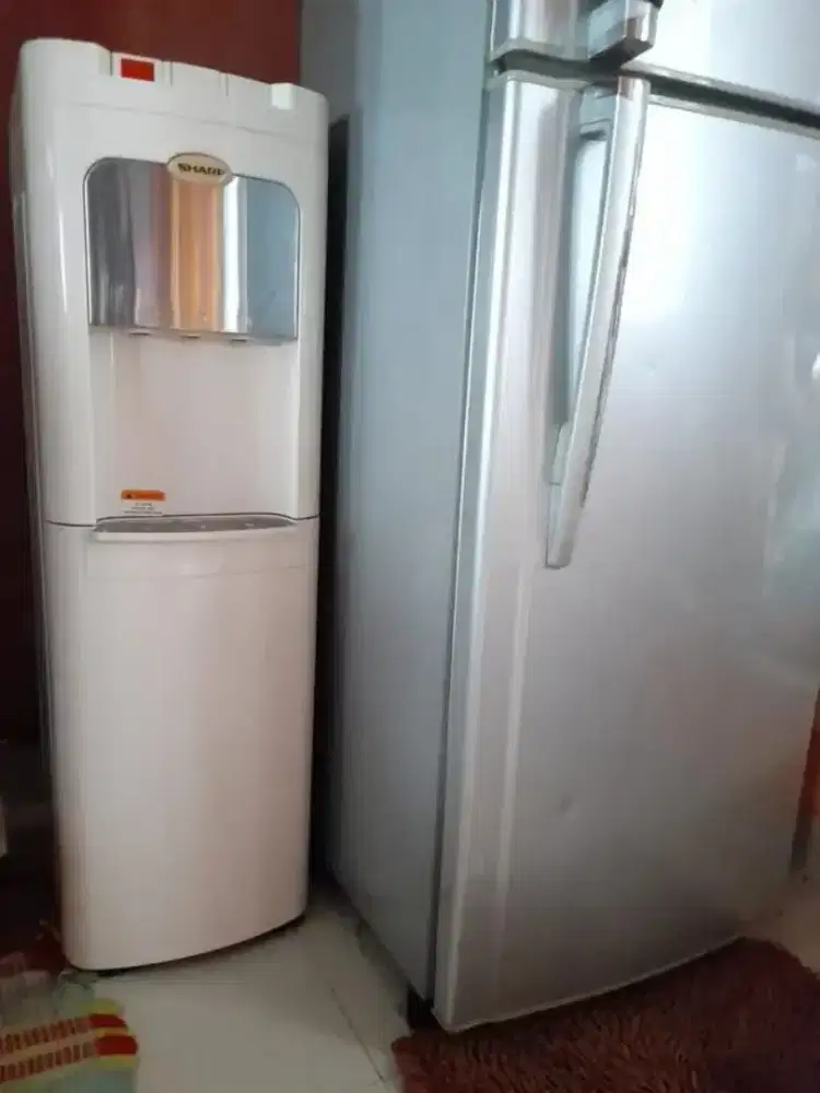 Dispenser Sharp. Kulkas tidak dijual