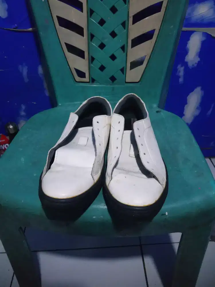 Jual sepatu putih ukuran 40 harga 100 nego