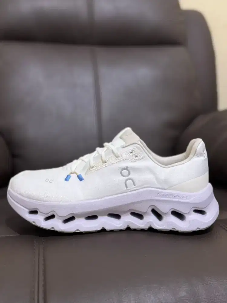 Sepatu on cloud (42) sport/running