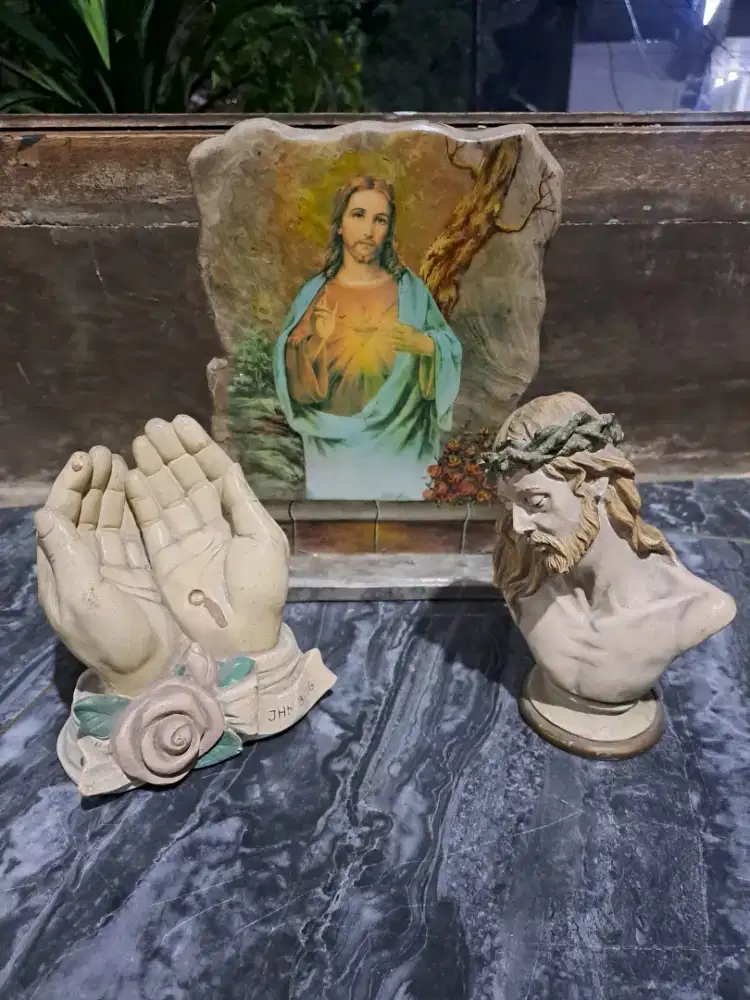 Patung Yesus bahan batu