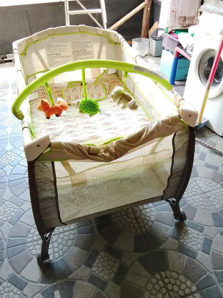 Tempat tidur bayi
