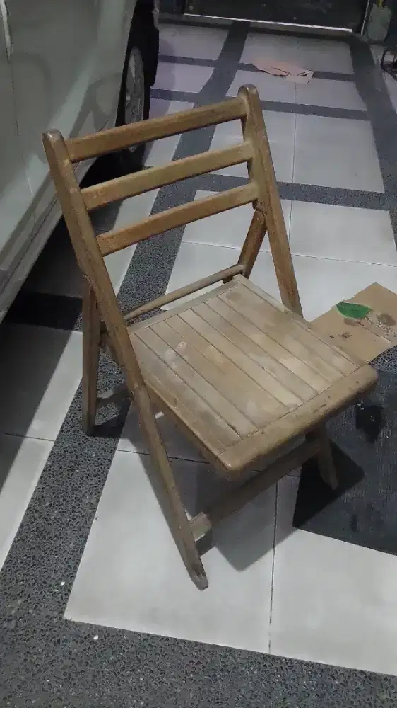Kursi lipat kayu (bahan seperti ligna) bekas