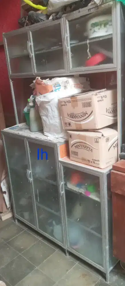 Lemari kaca piring moerah