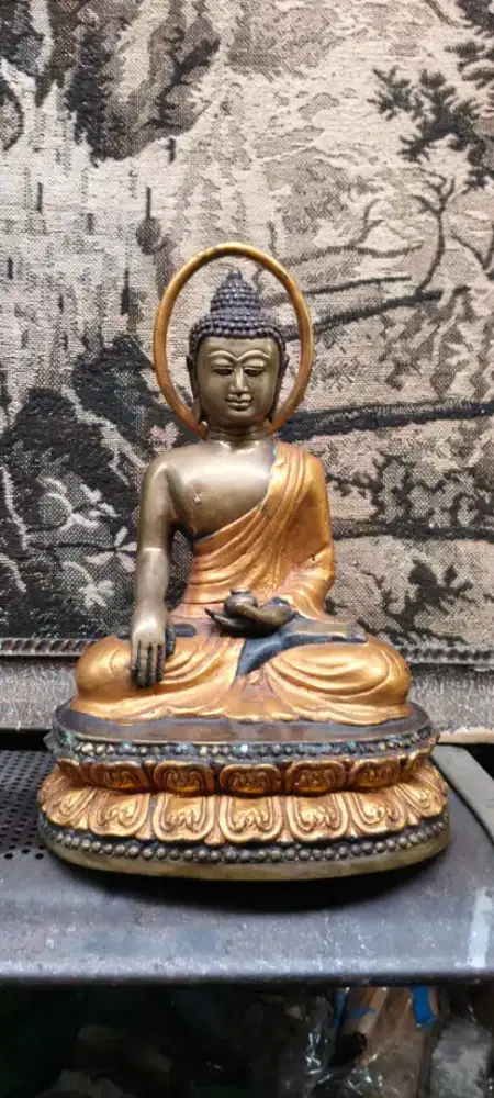 Patung Budha kuningan detail