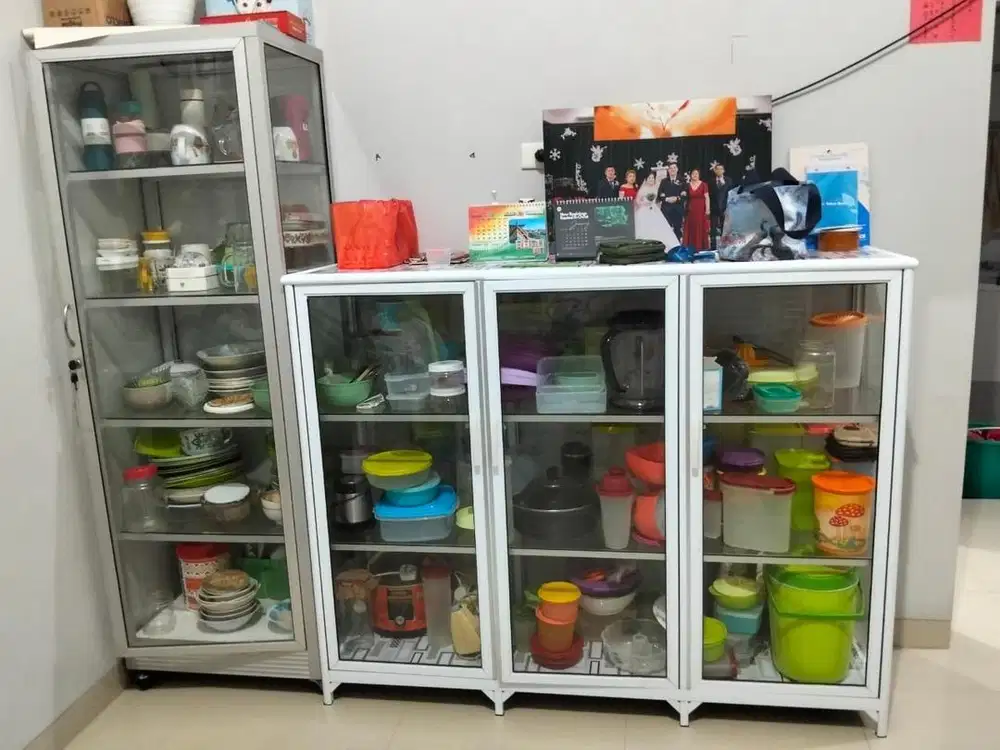 Lemari kaca atau rak kaca