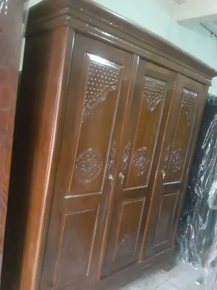 Ukir manis lemari kayu jati 3 pintu bekas dah melamin