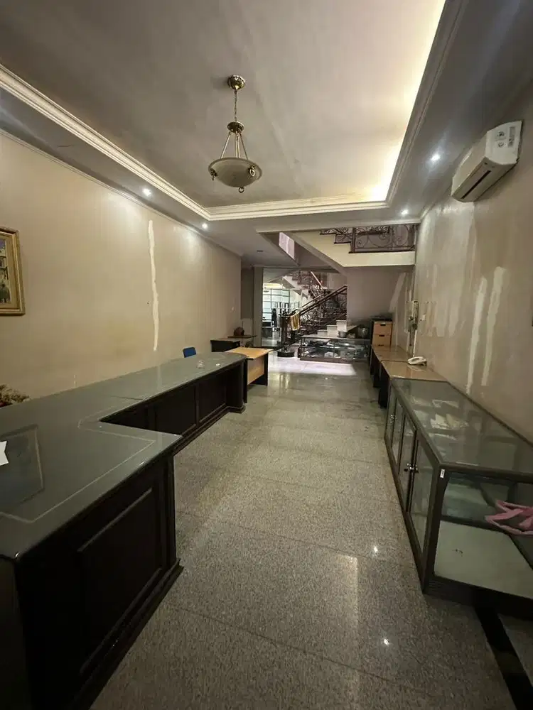 Ruko 3 lantai di jalan Kartini pusat kota surabaya dekat diponegoro