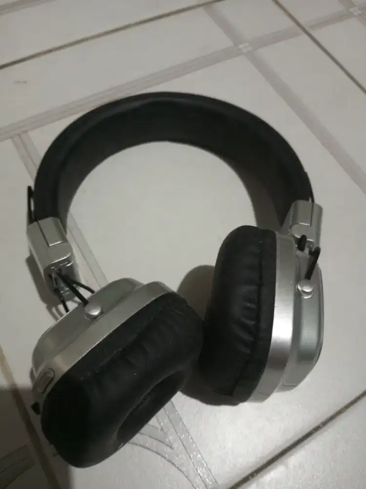 Bluetooth wireless headset retro