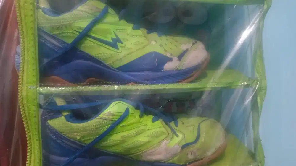 Sepatu badminton anak