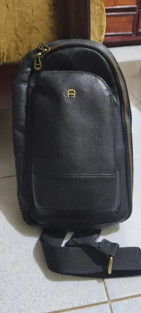 Tas selempang merk aigner masih bagus