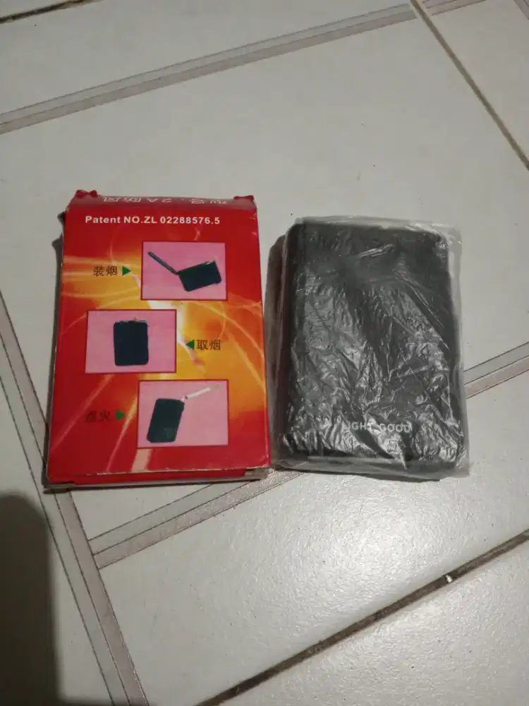 Kotak rokok beserta koreknya