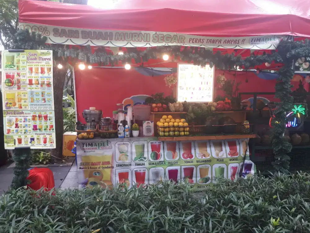 Karyawan jaga konter makanan minuman