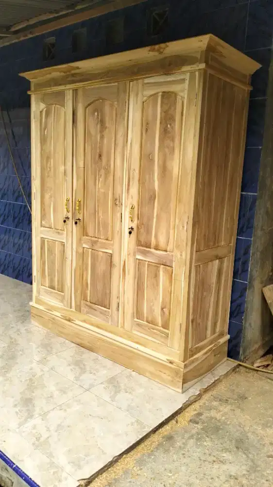 Lemari jati tiga pintu