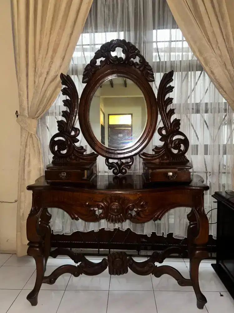 Meja rias jati antik