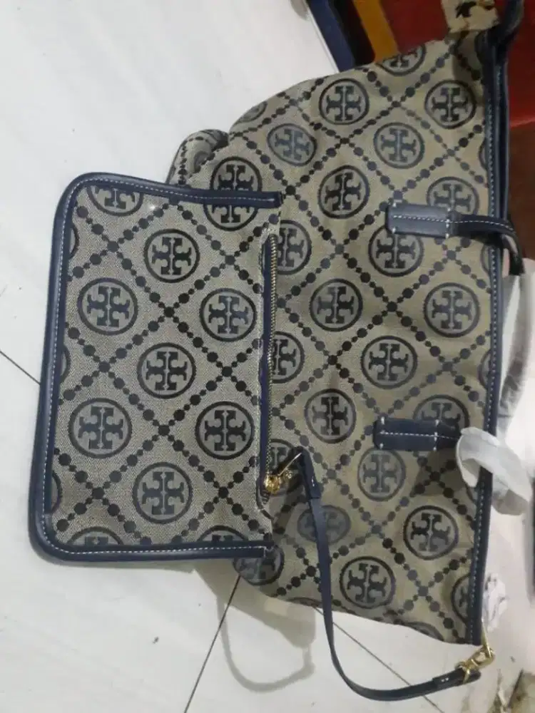 tas jinjing Tory Burch T Monogram Zip.
