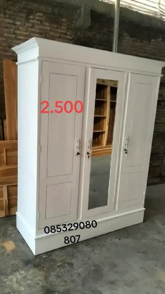 Lemari jati tiga pintu