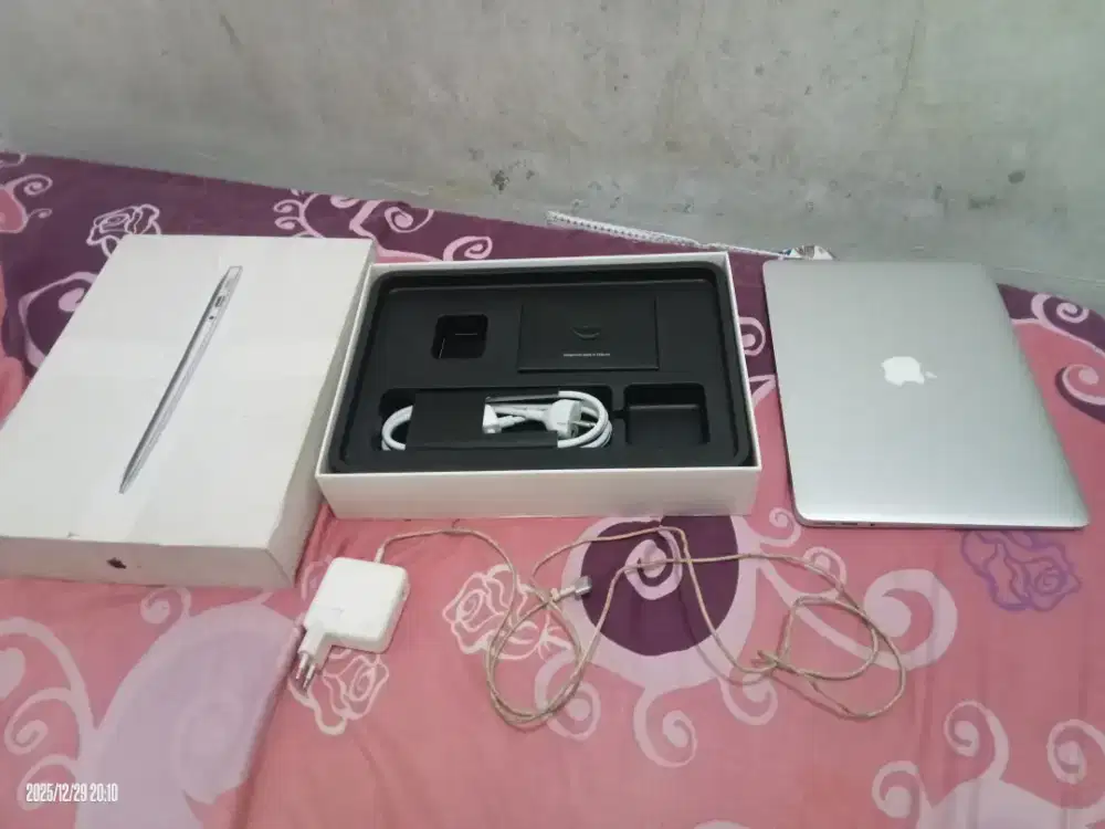 Jual Murah Macbook Air 2015 Ex Ibox Komplit Dus dan kitab2 Siap Pakai