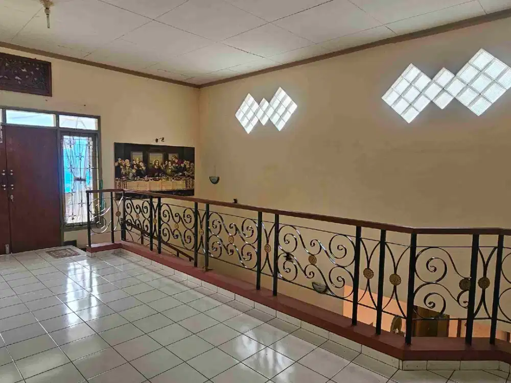 rumah murah di jl bunga bunga suhat dekat kampus UB Brawijaya dekat polinema bagus direnov jadi kos besar atau 2 unit kos elite