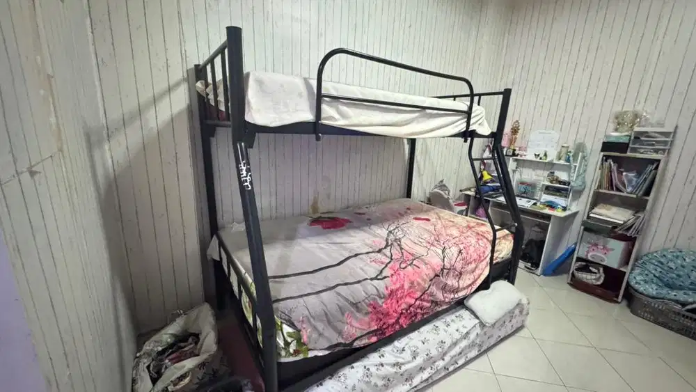 Ranjang besi tingkat