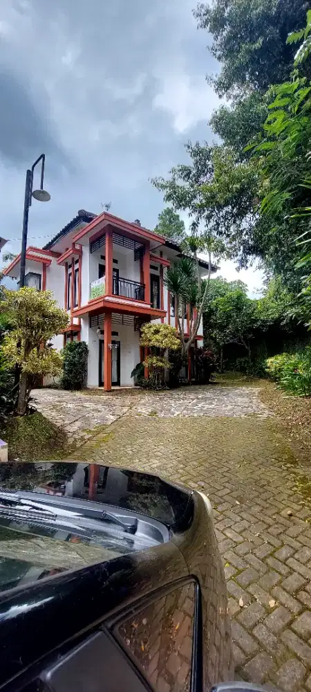 Rumah SHM 2 lantai, full furnish, SIAP HUNI, posisi halaman mengantong