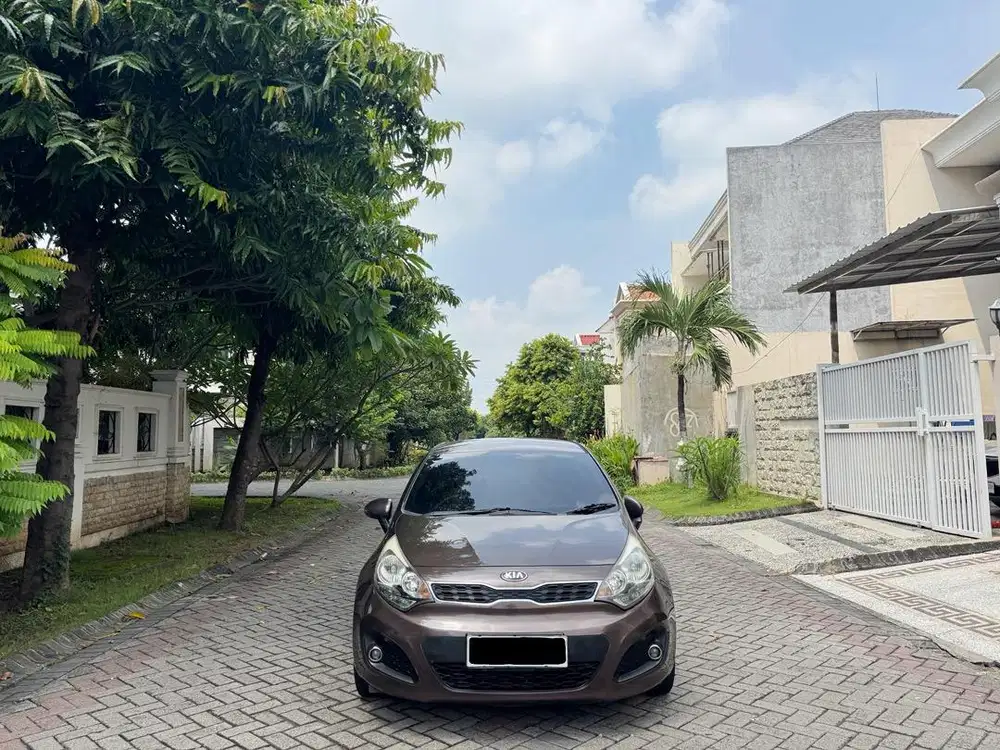 Kia Rio Hatchback 1.4 SE Matic 2013 Coklat Matic Plat L