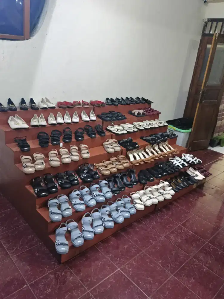 Grosir Borongan Sepatu Baru Sandal Wanita + 2 set Rak Display Jualan
