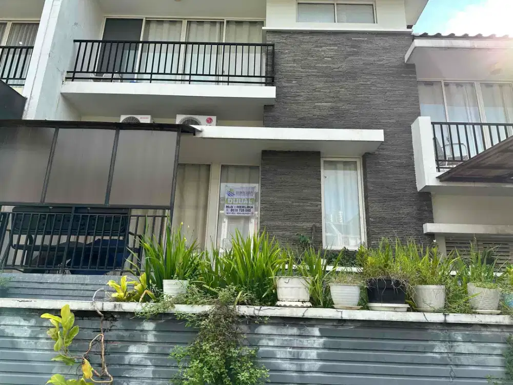 Rumah 21/2 lantai Di boulevard