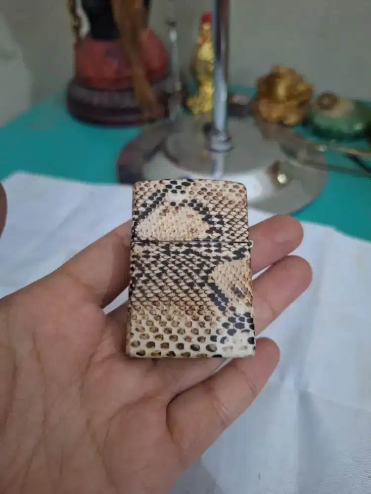 Korek api branded 
Zippo uk 22 korek api 
Model bahan kulit ular 
Limi