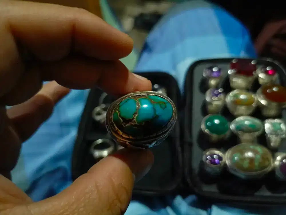 Cincin besar perak batu virus