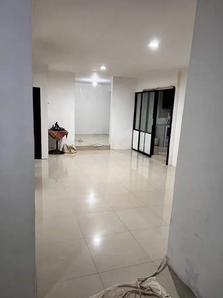 DISEWAKAN MURAH RUMAH HOEK LUAS 190!