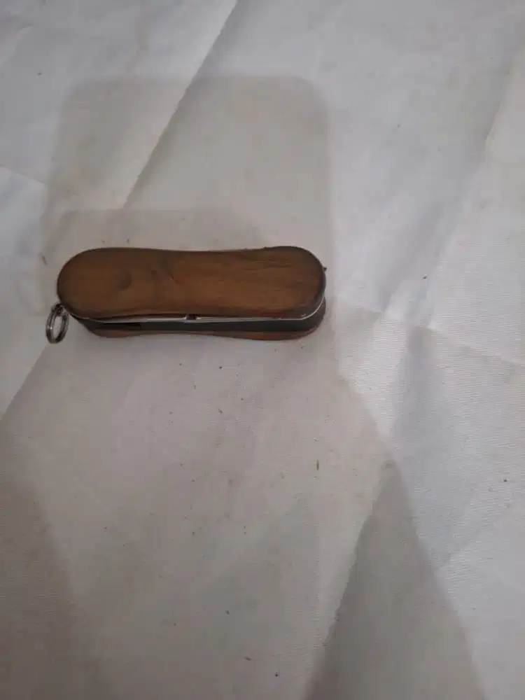 Alat gunting kuku branded 
Victorinox nail clip wood 
Limited edition
