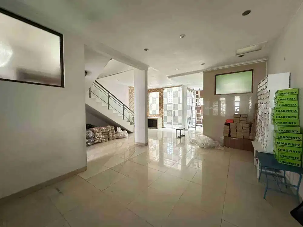 Rumah 3 Lantai Luas Strategis Di Komplek Batununggal